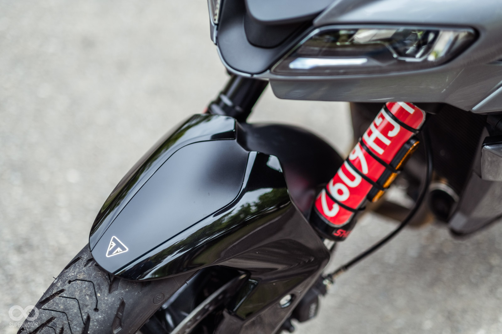 TIGER SPORT 660為了增添運動感採用下土除設計,土除上也能看到TRIUMPH徽章