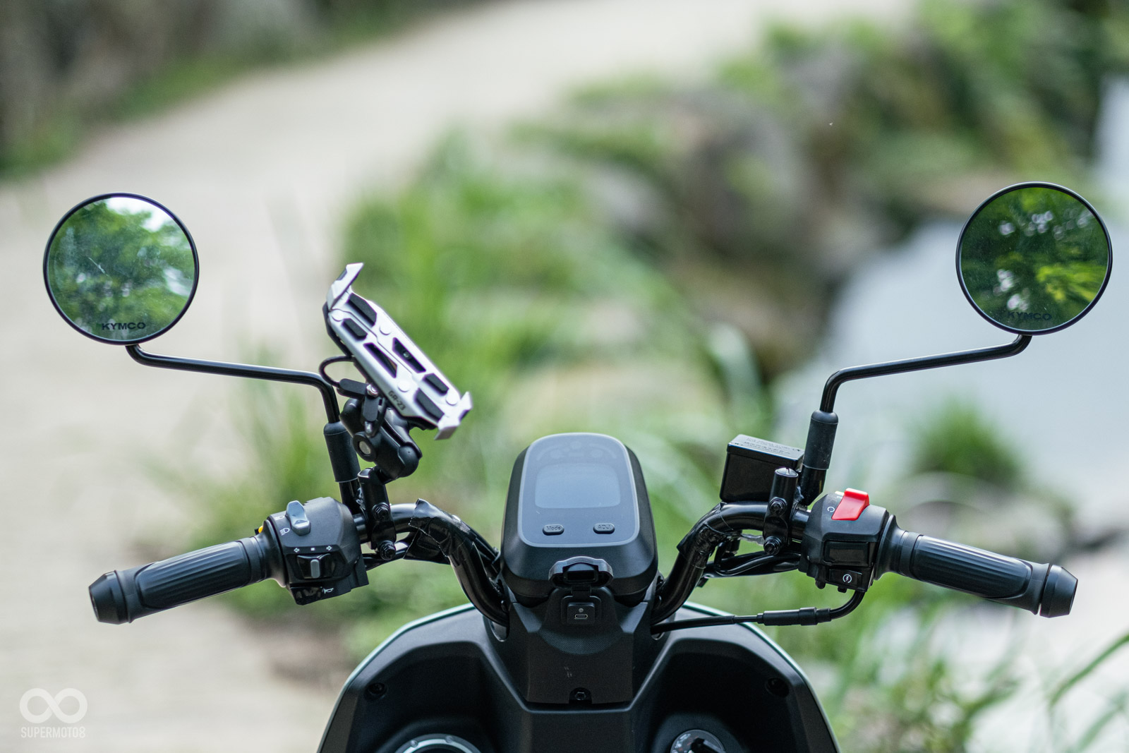 龍頭左右各有一組鎖點，方便安裝手機架或球頭連接其他設備