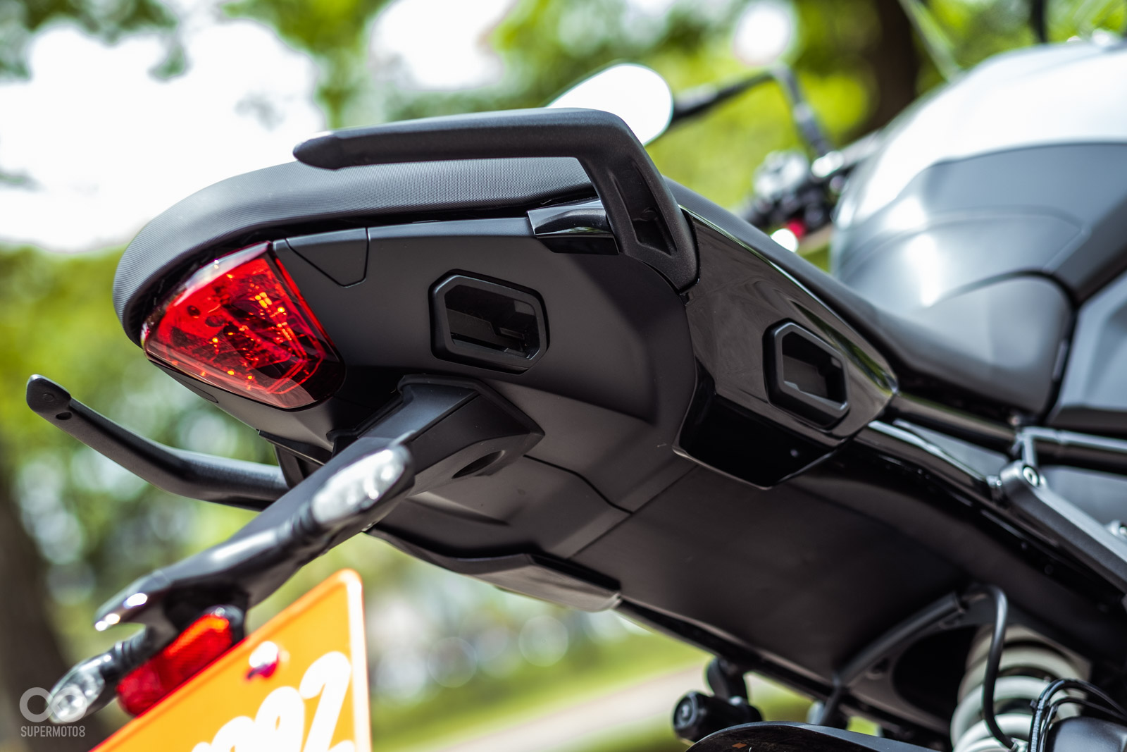 TIGER SPORT 660沿用TRIDENT 660圓潤的車尾設計，但透過後扶手增加戰鬥感