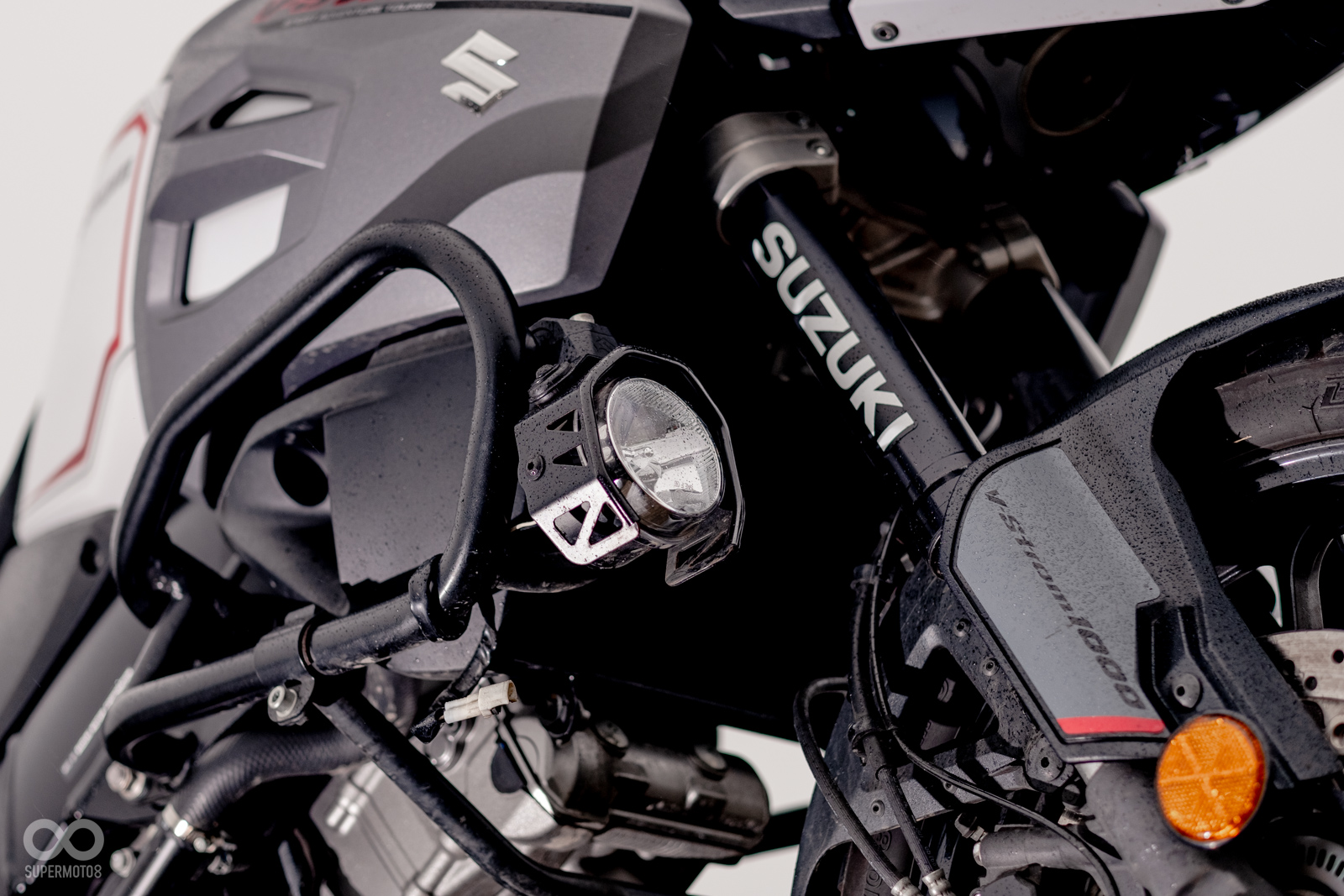 V-Strom 1000這種多功能車款,就是要配上霧燈才對味呀!