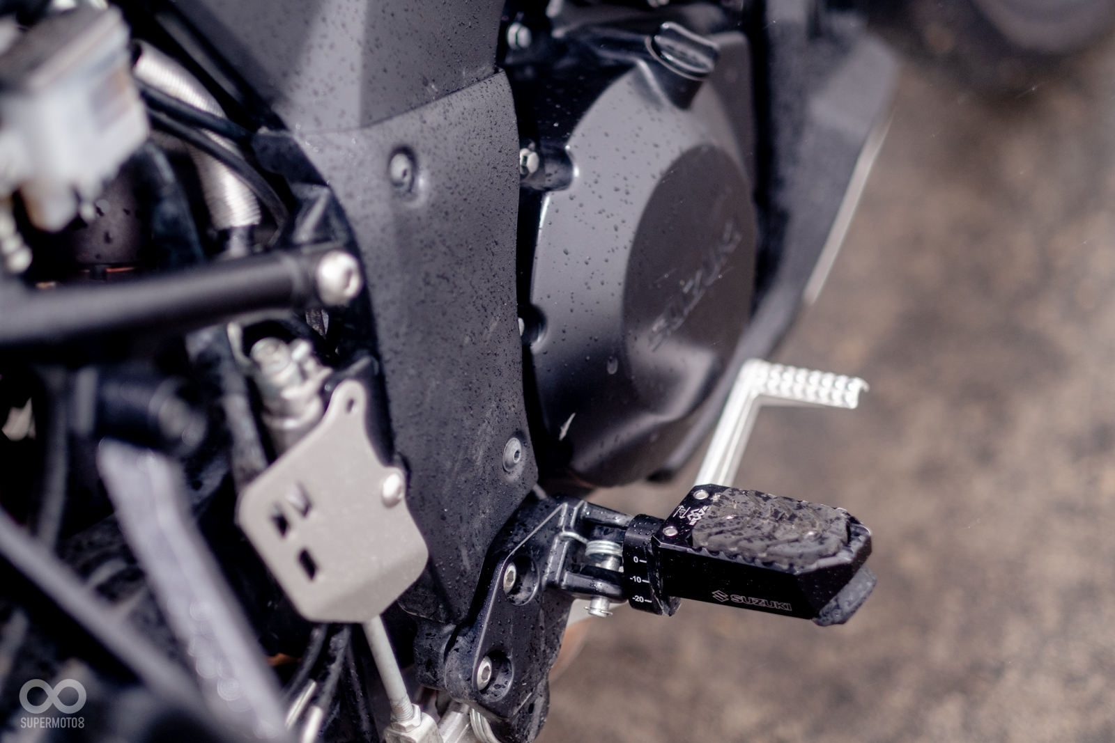 拍攝的試乘車也換上了具備三段調整的改裝腳踏,並且擁有金屬齒防滑設計