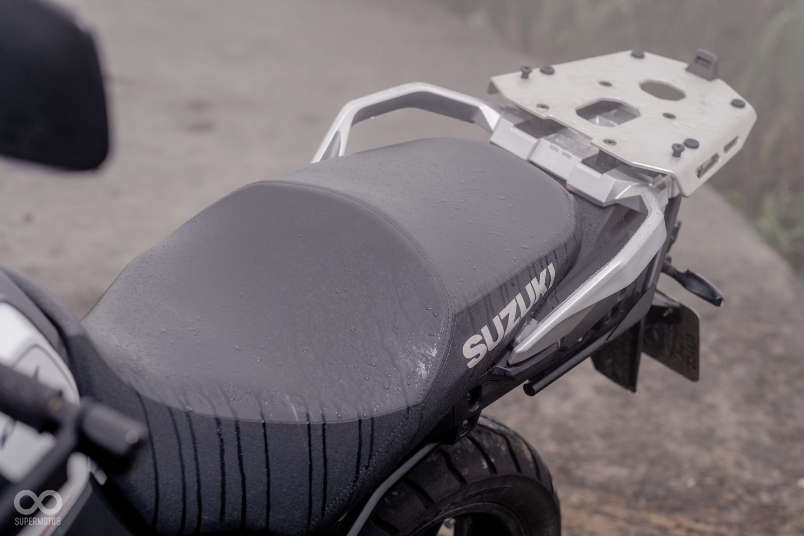 寬大的坐墊對於長途騎乘來說相當舒適;另外SUZUKI也有針對V-Strom 1000推出原廠的後箱、側箱配件