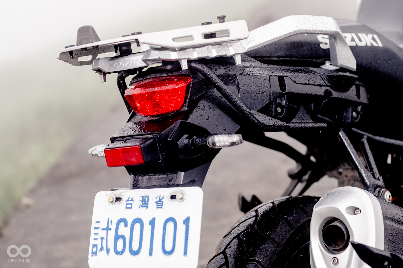 尾燈採用LED設計來提升辨識度,方向燈則是維持傳統燈泡