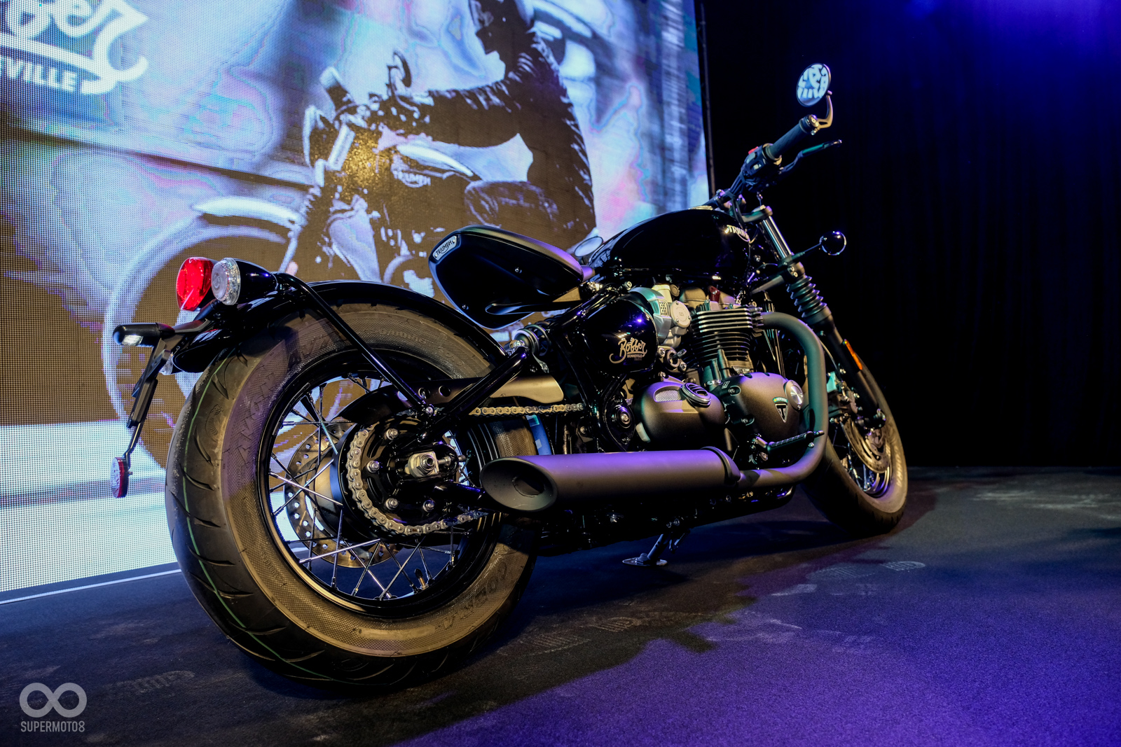 不同於Triumph Bonneville Bobber，Black版本除了節流閥外蓋以及引擎散熱鰭片，剩餘部分皆黑化處理