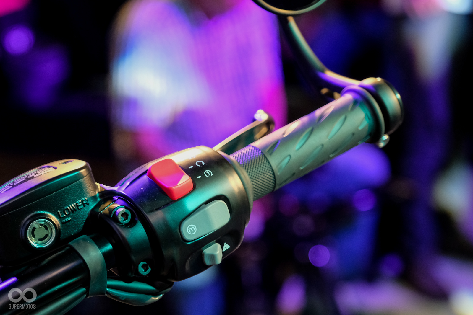 左手把上可見定速巡航開關，時速50-160公里之間，並在三檔以上即可啟動