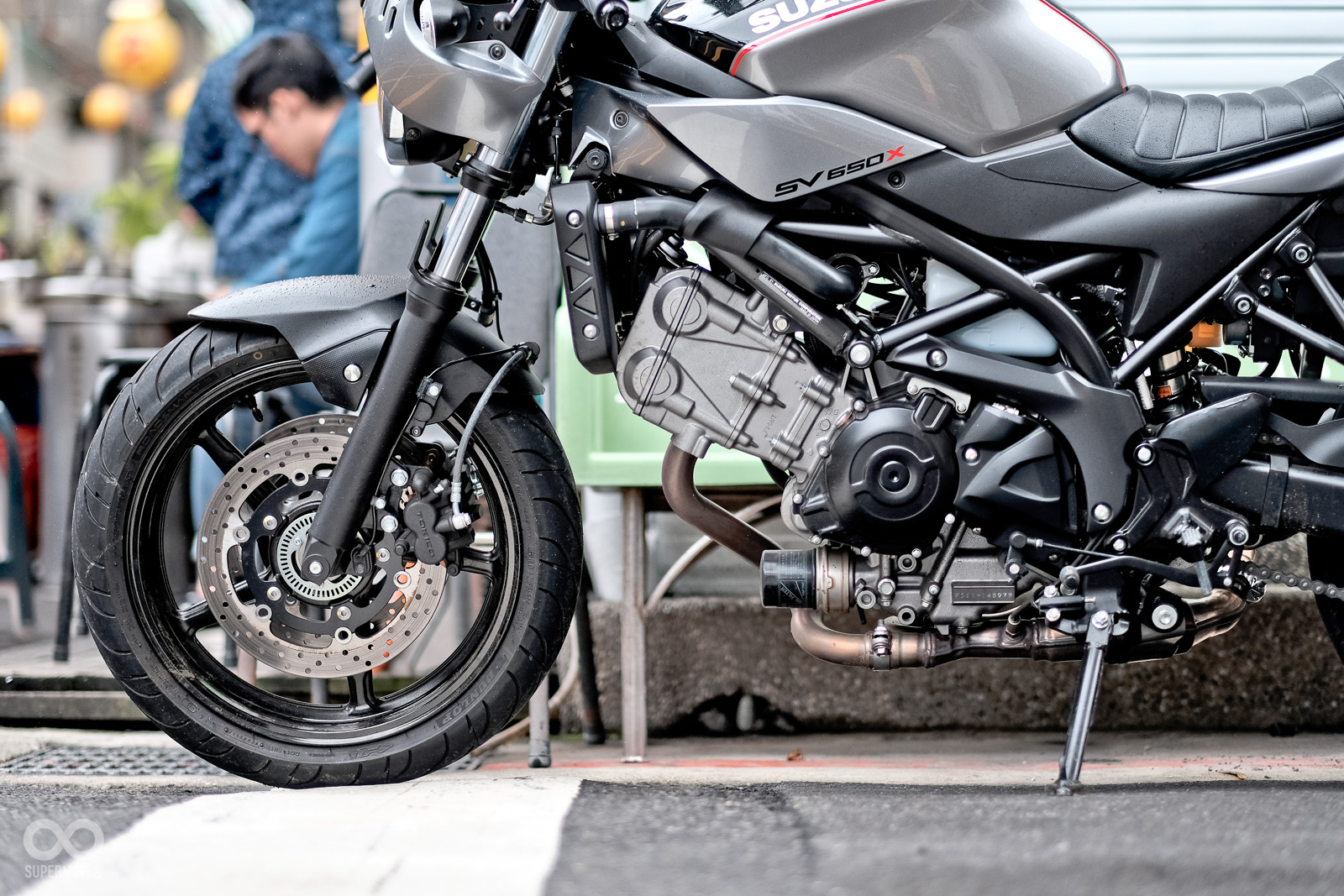 V型雙缸和編織車架，也是另外一個不輸Cafe樣式車頭的賣點