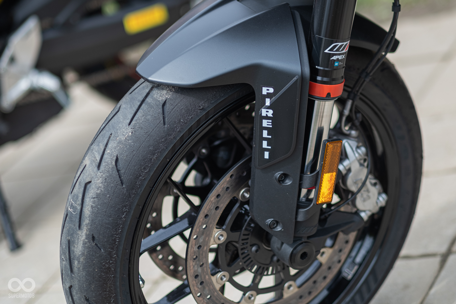 PIRELLI將招牌的閃電胎紋截斷