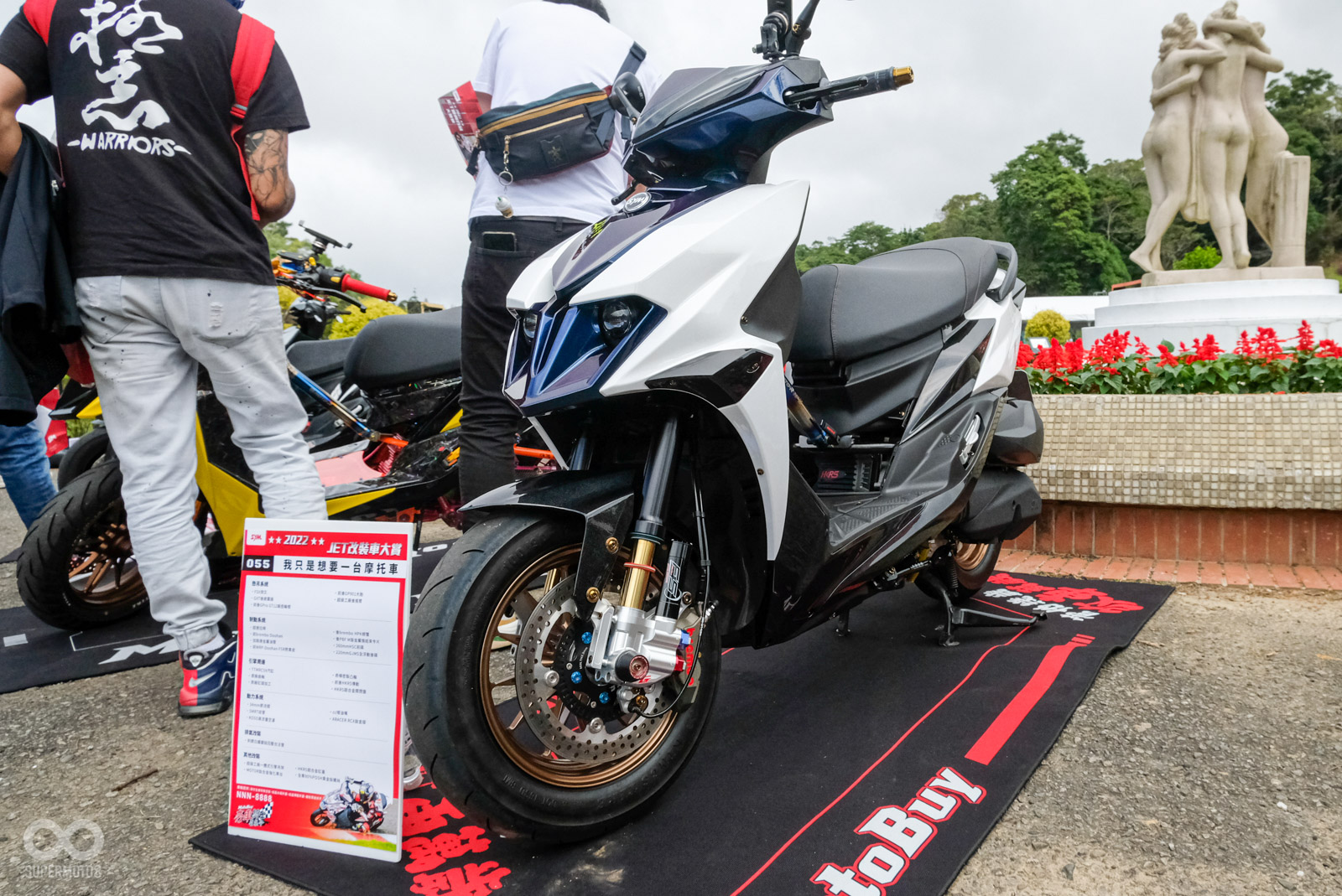 傳說中的「競標30萬車牌NNN-8888」本尊現身會場，把一台MAXSYM TL掛在車尾，就是任性