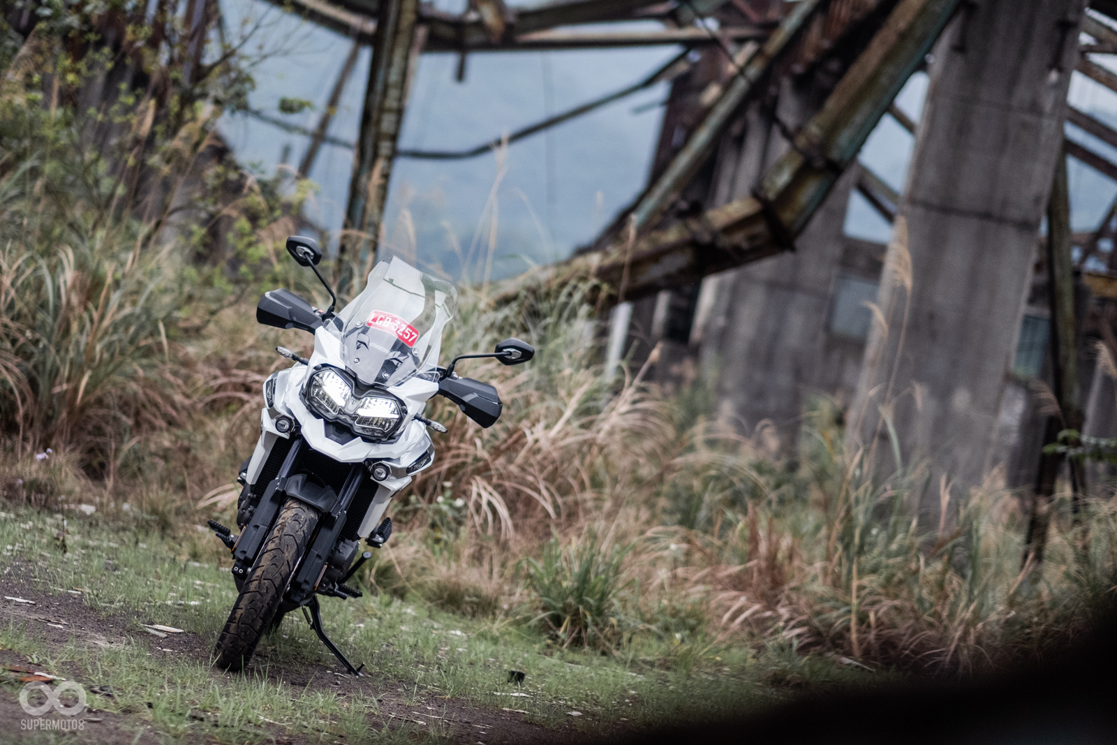 TIGER 1200 XRt採用前19後17吋的鋁圈設定,是更偏向公路旅行的多功能車款