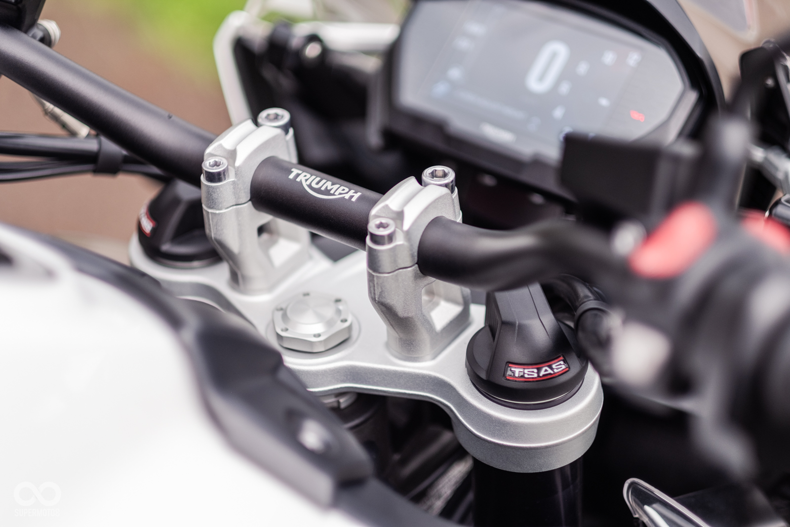 前後懸吊皆採用WP的電子避震,騎士可以從握把上的操作桿進行快速調整,相當的便利