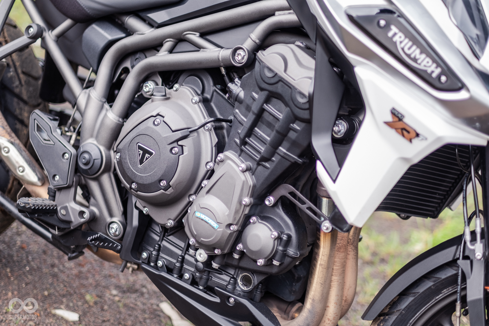 1215c.c.並列三缸引擎,能爆發出141PS@9350rpm的最大馬力和122N-m@7600rpm的最大扭力