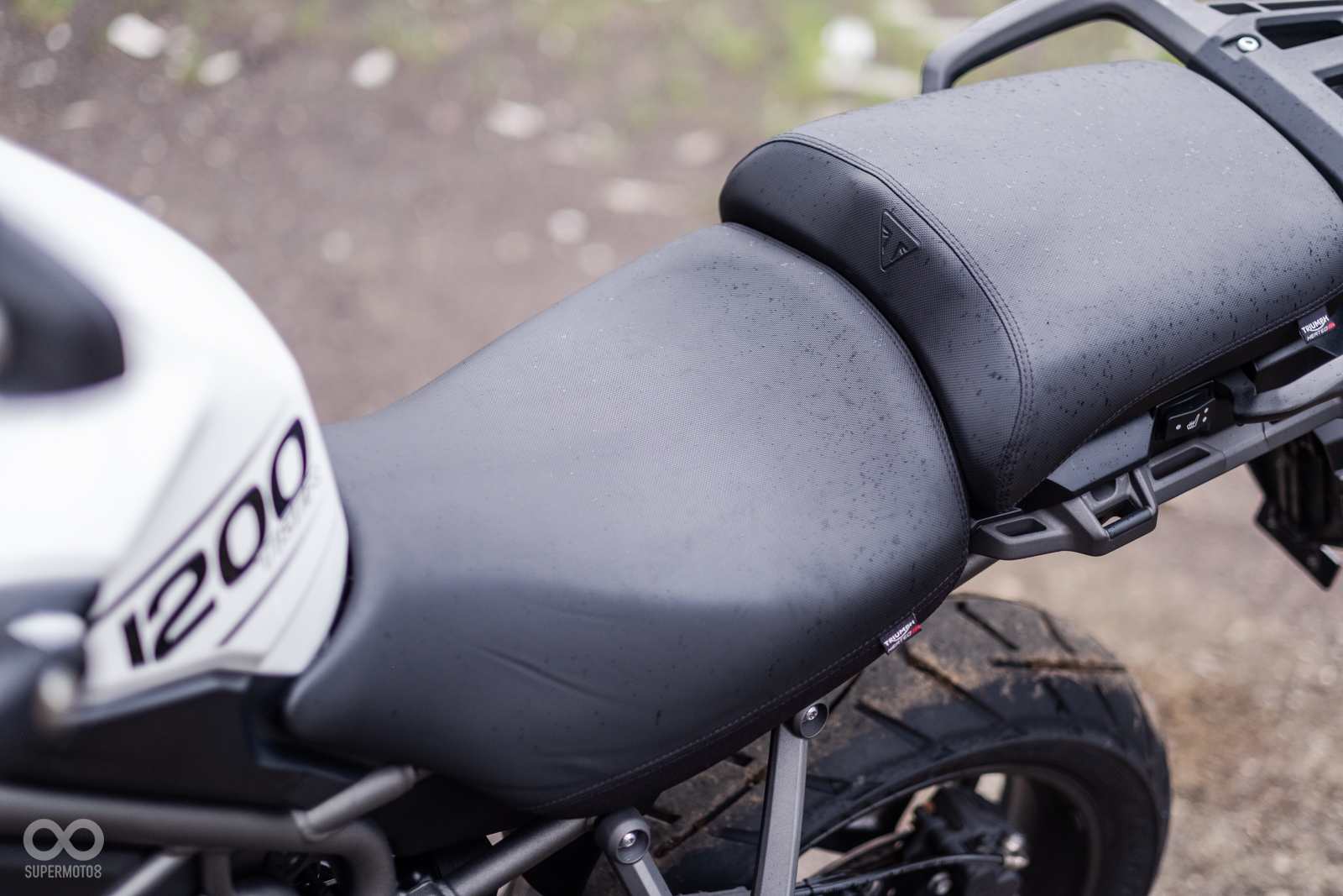 坐墊相當寬大舒適,並且有835mm、855mm兩段高低可調