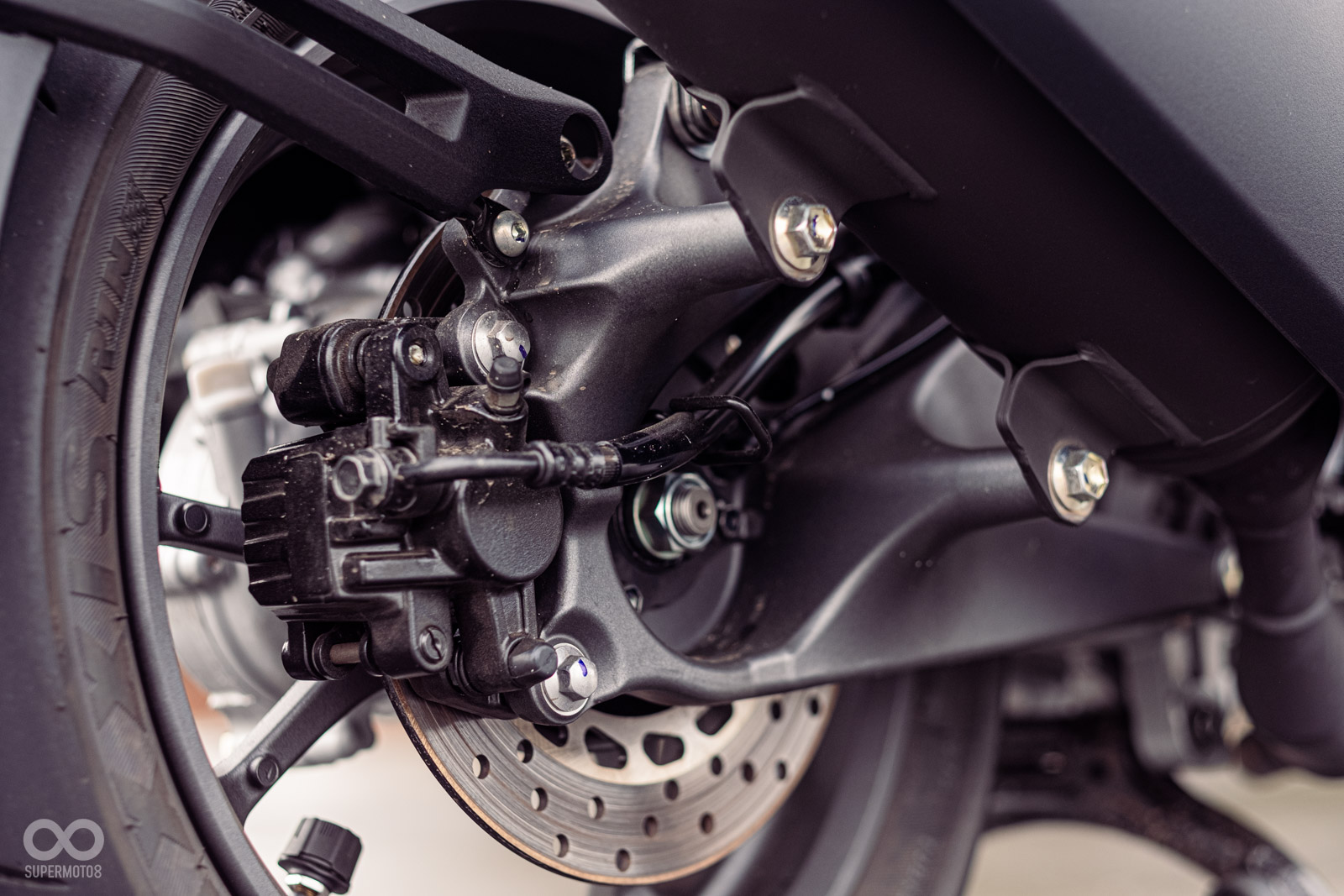 230mm碟盤配單向單活塞卡鉗後煞，後避震則為雙槍預載可調