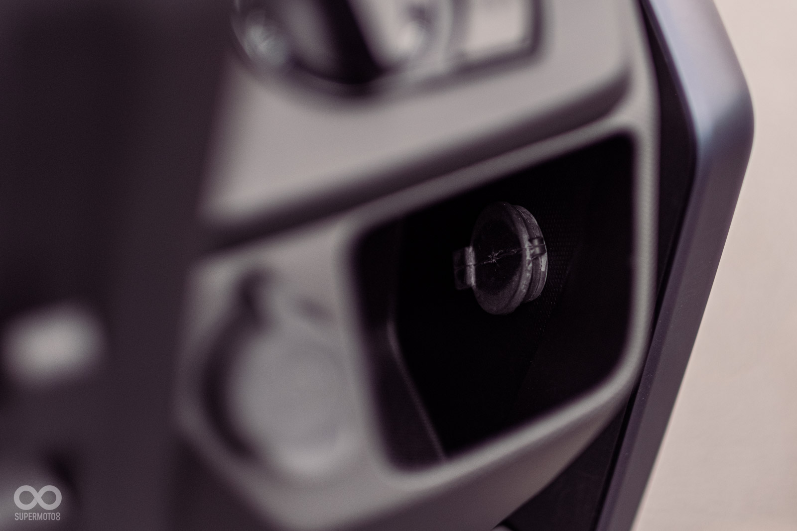 手套箱內有緊急鑰匙孔