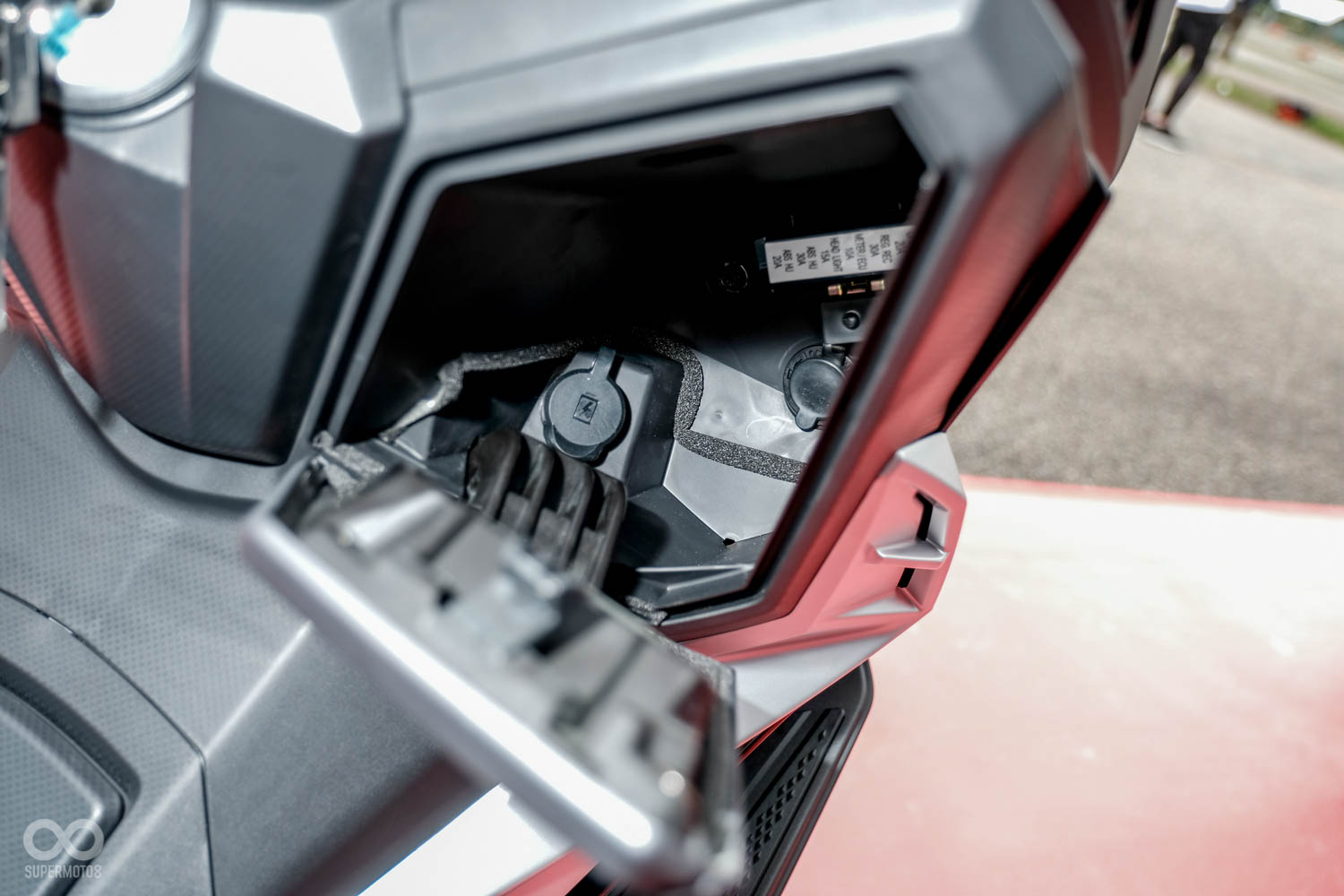 SYM的充電座給的很大方,前置物盒內有一組12V的電源供應,以及一組USB插槽