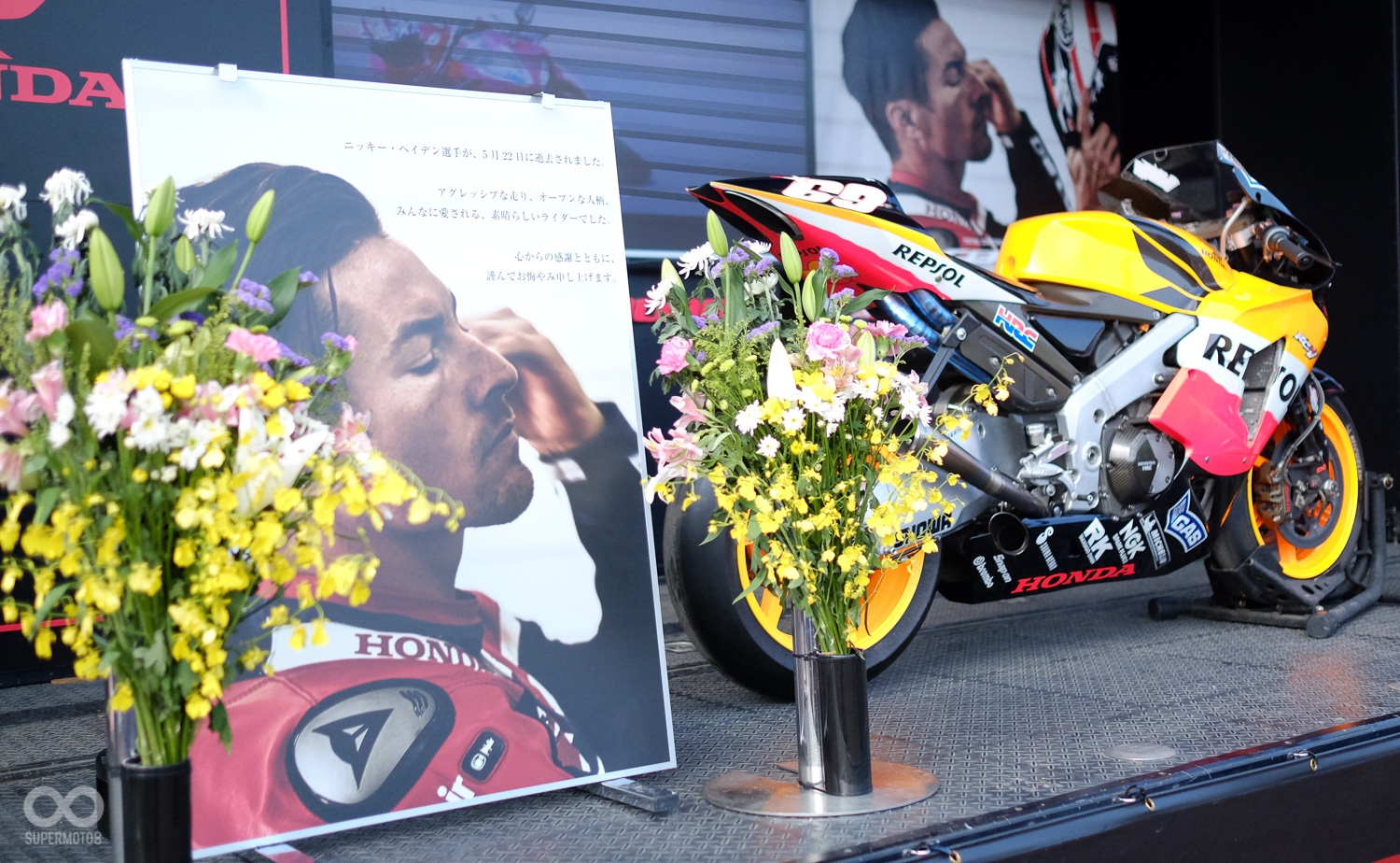 HONDA 更直接開來一輛貨櫃車，貨櫃內展示著已故車手Nicky Hayden 當年奪冠的賽車