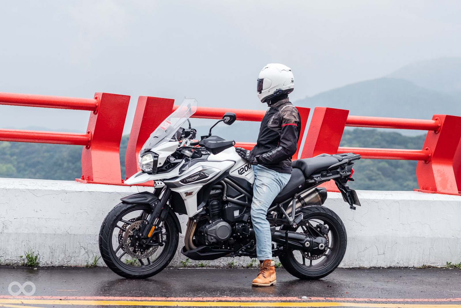 在三缸引擎的加持之下,TIGER 1200 XRt在山路上,有著非常狂野的動態表現