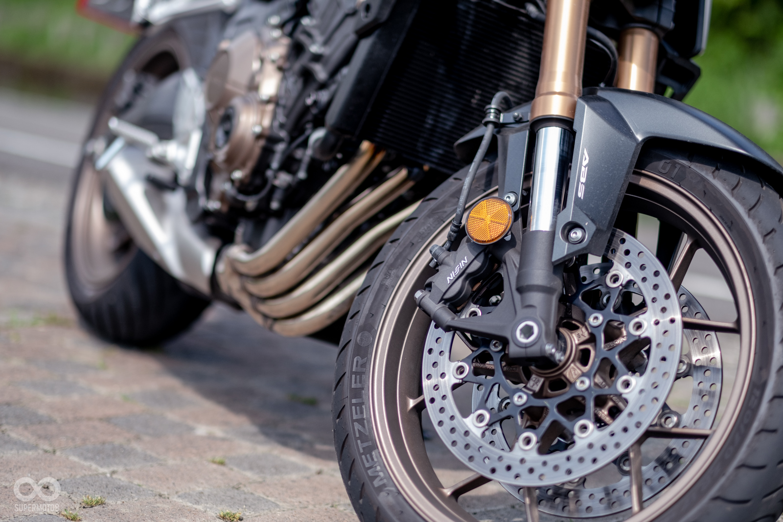 煞車部分採用NISSIN對向四活塞輻射卡鉗與310mm雙浮動碟盤