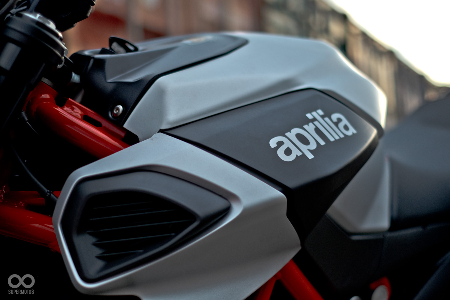 這一代的線條明顯誇張許多,油箱上的的進氣孔造型更是如此