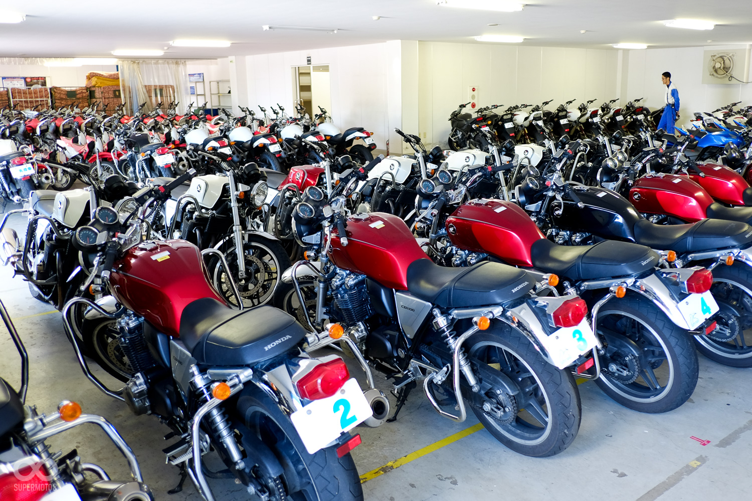 安駕中心的車庫,有多款HONDA 車型,本次學員均使用有ABS 的CB400,CB1100 進行訓練