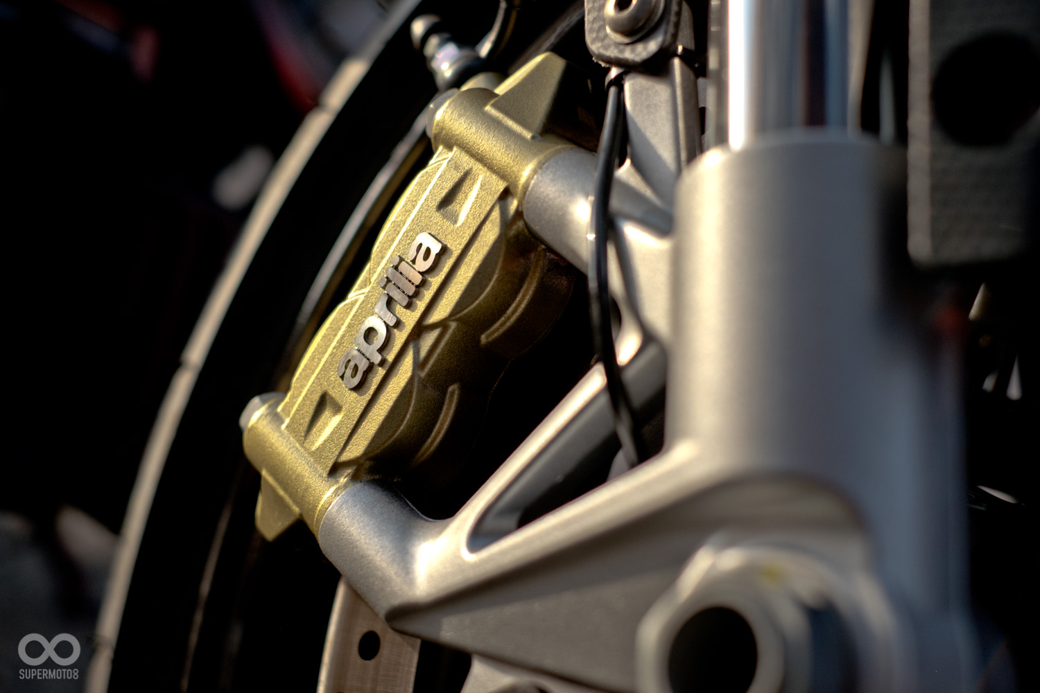 前制動以320mm浮動碟搭配對向四活塞輻射卡鉗