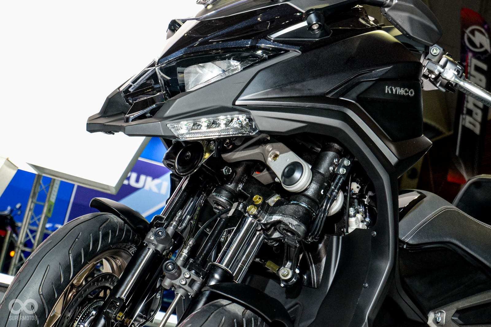 前叉機構有鎖定功能，在停等紅燈或停車時更為便利