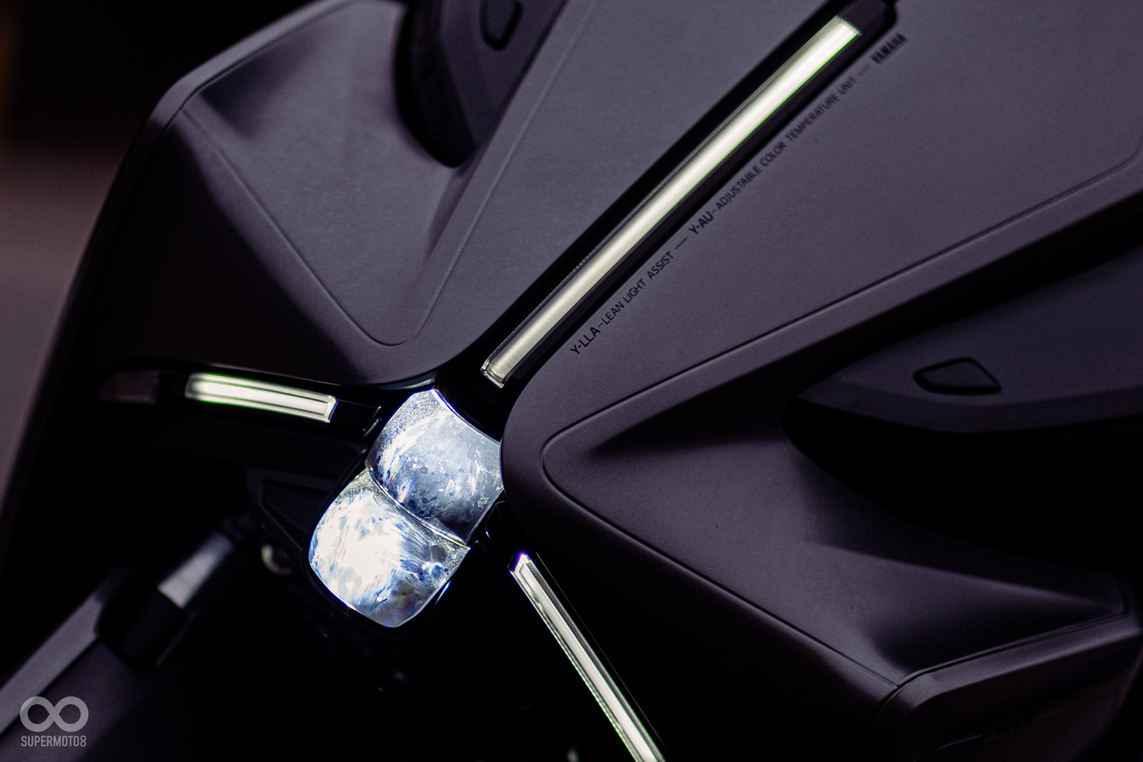YAMAHA AUGUR也導入過去高階車款才有的轉向輔助頭燈，偵測到傾角會自動開啟輔助照明