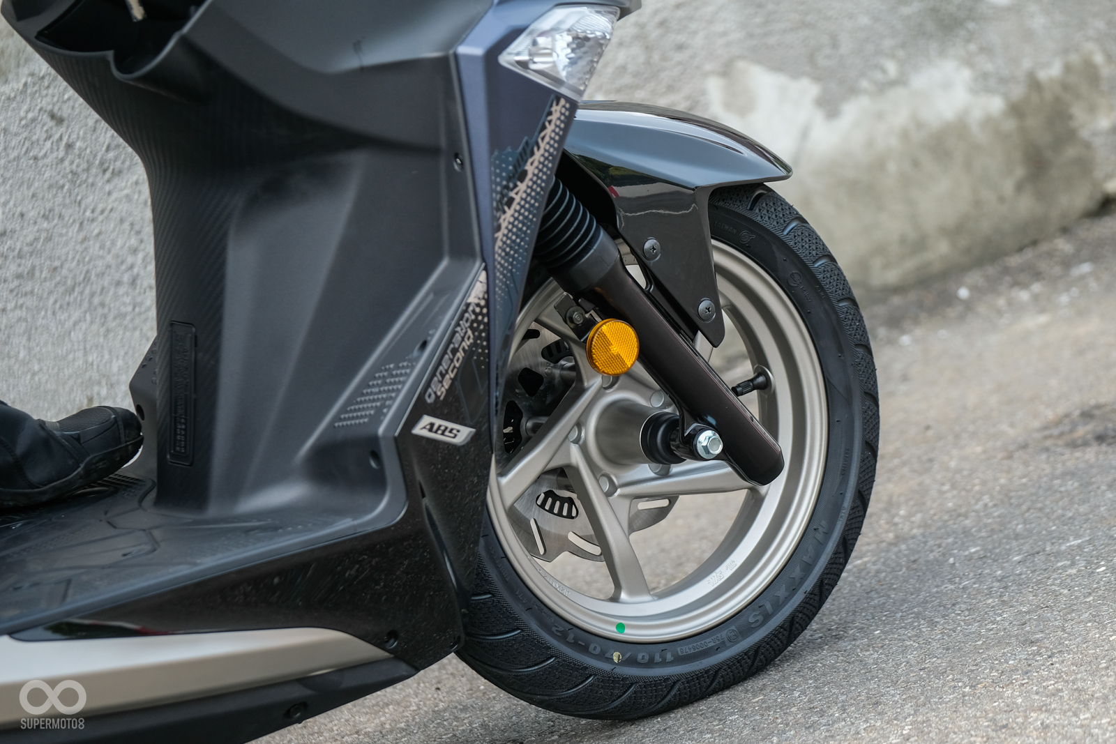 鋁圈同樣維持12吋，但改為輕量化鋁圈