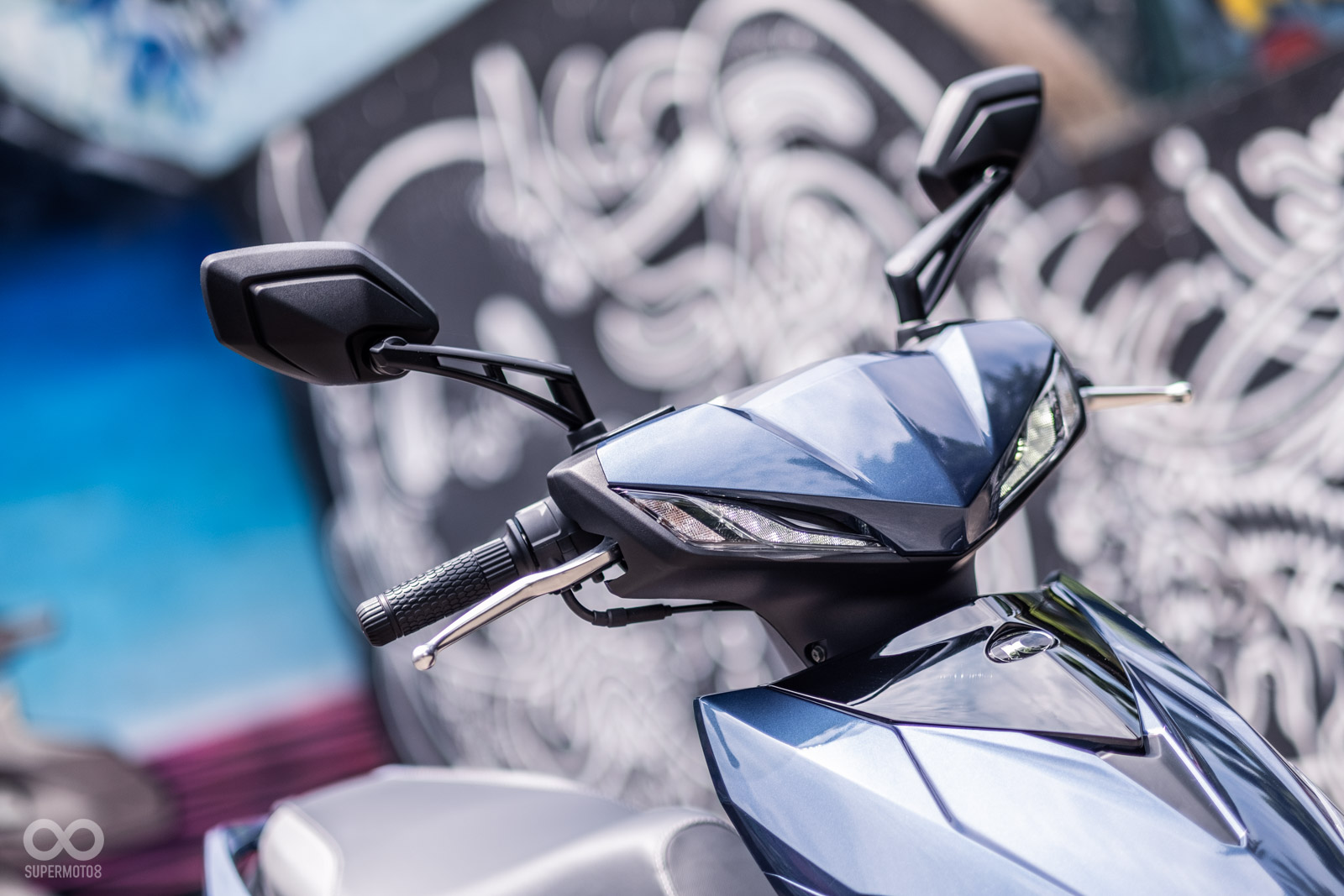 後照鏡同樣用動感的簍空設計