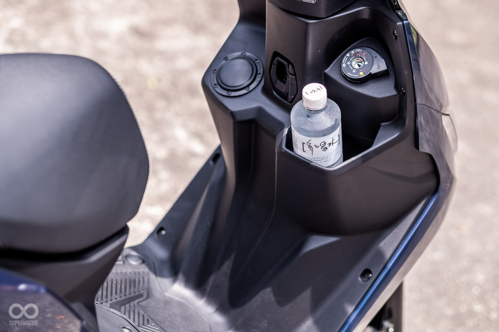 前置物空間能收納600c.c.飲料、手機、手套等;鎖頭旁有USB充電孔