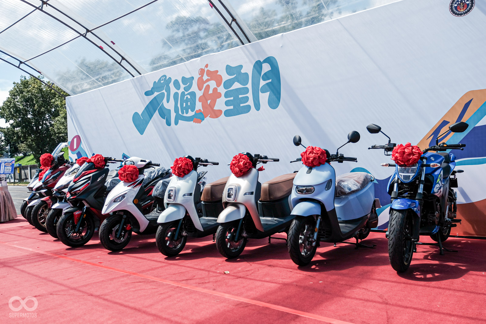 一字排開的各廠牌機車,就是這次的抽獎獎品,快來參加!