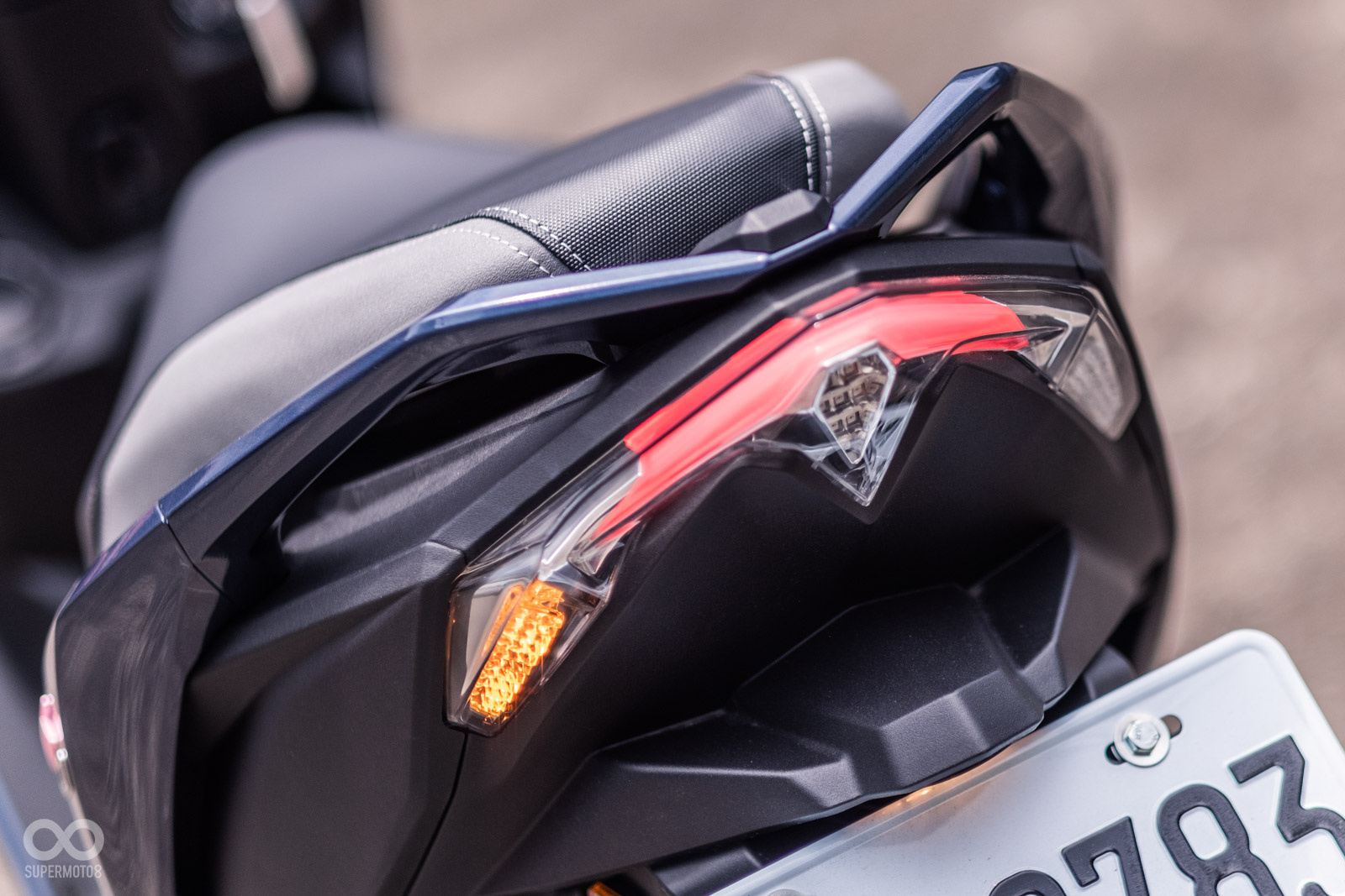 車尾燈組為LED燈具