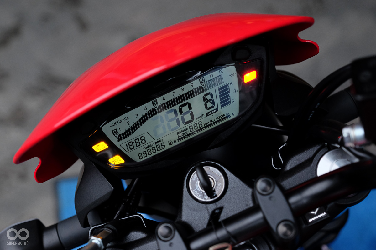 資訊相當豐富的LCD儀表