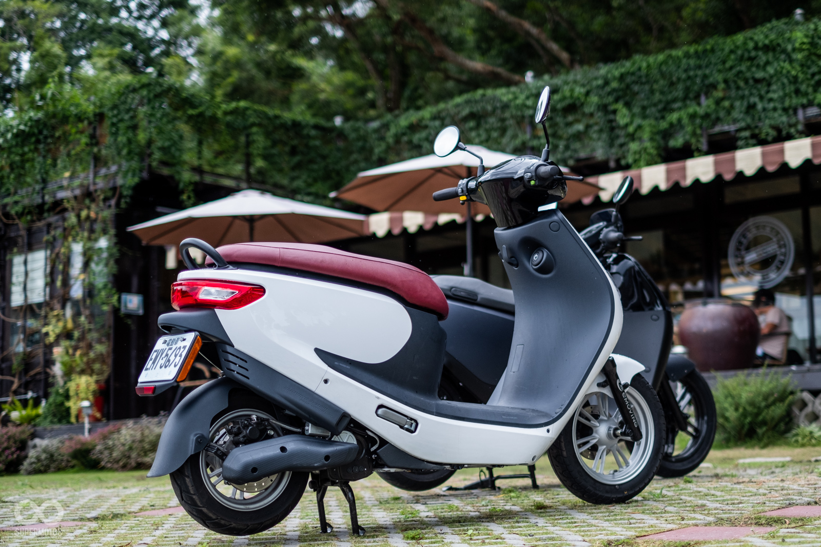 eMOVONG iE 125面對激烈操駕的賽道使用,會感受到懸吊的力不從心,但是在都會使用時則是帶來舒適感