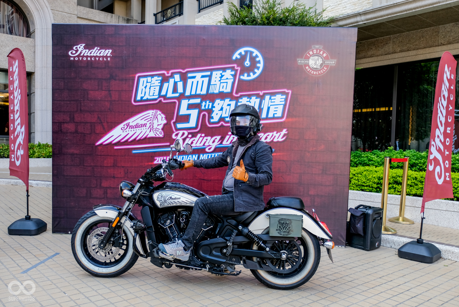 總代理特別將背板設立於車道旁,並安排專業攝影師替每位車主留影