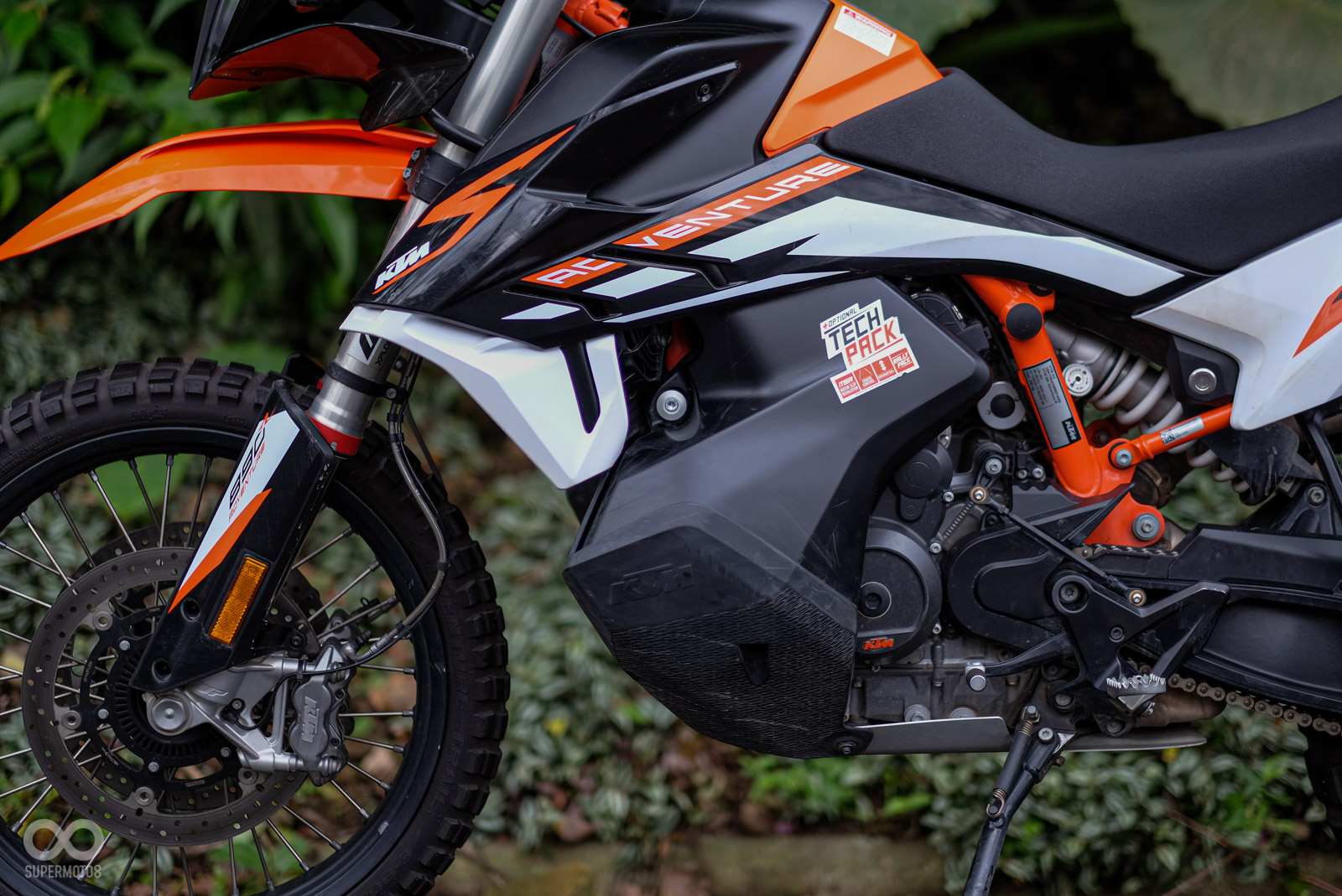 車身側面除了特殊彩繪外,低重心的油箱位置更是特別