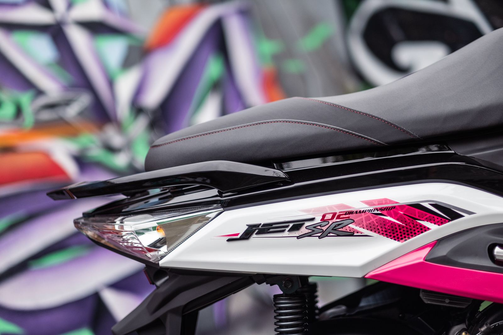 兩側車尾也有相當帥氣的潮流彩貼和銘牌點綴