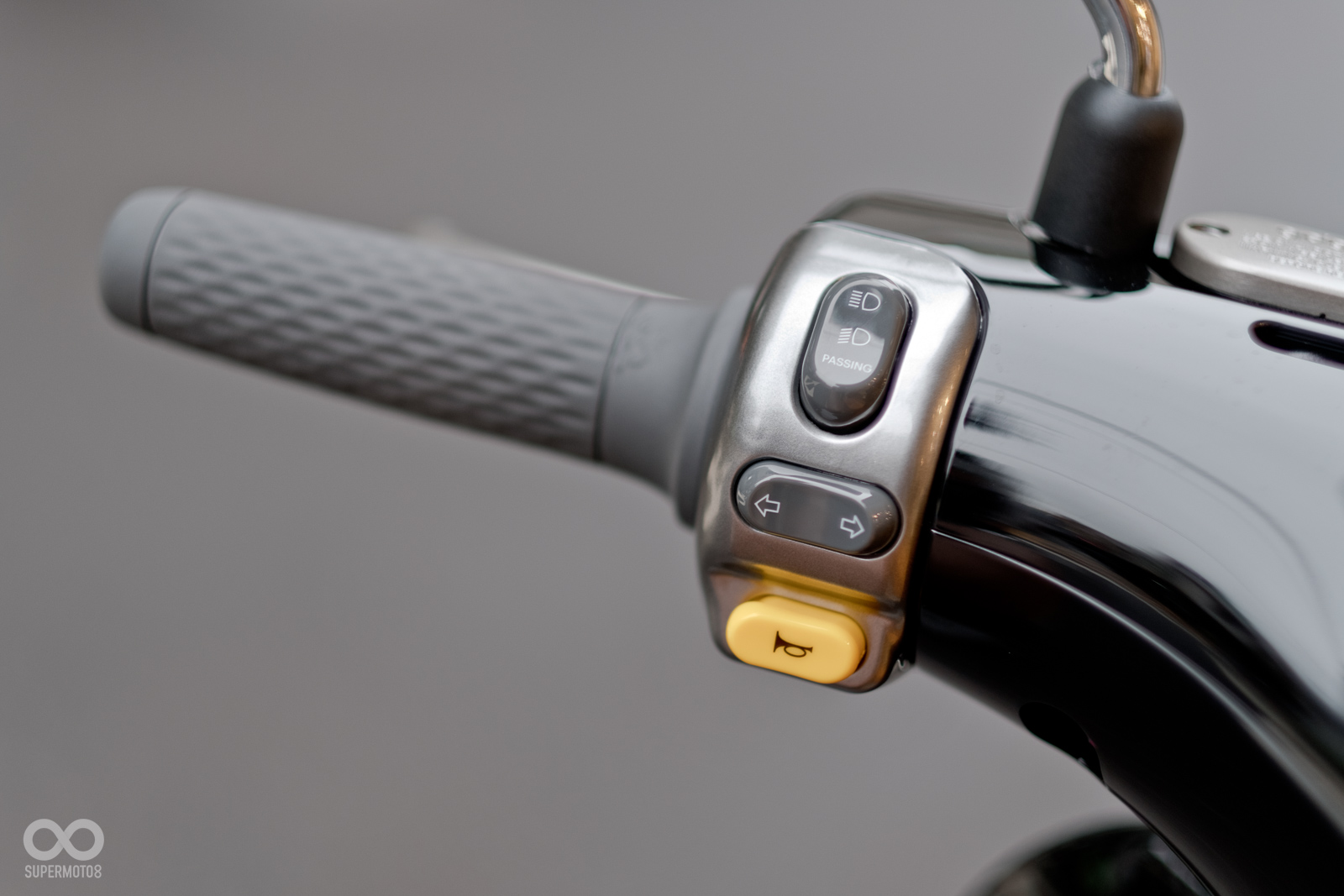 左右把手按鍵佈局則維持原樣