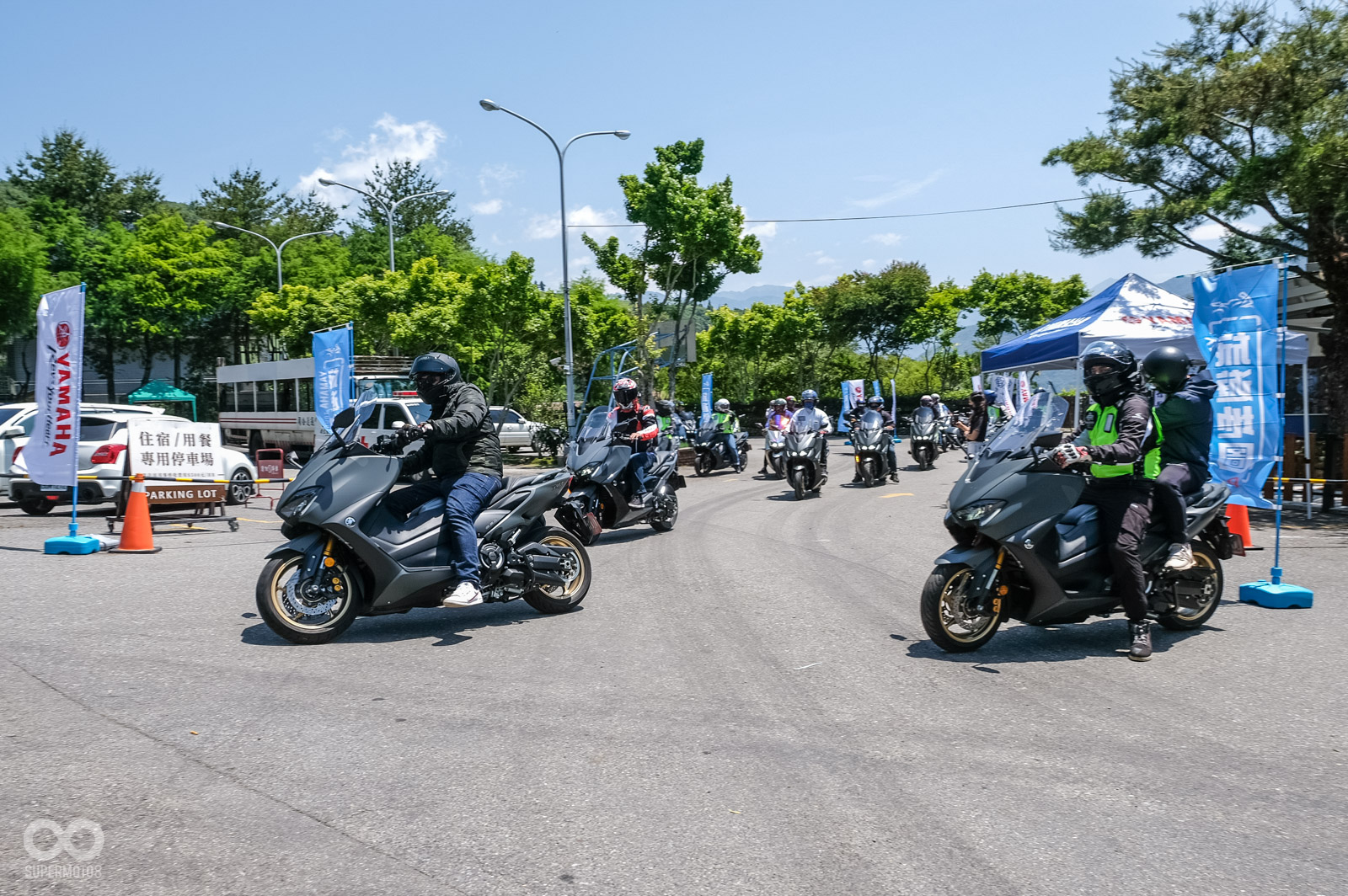 參加車主集結後依序出發