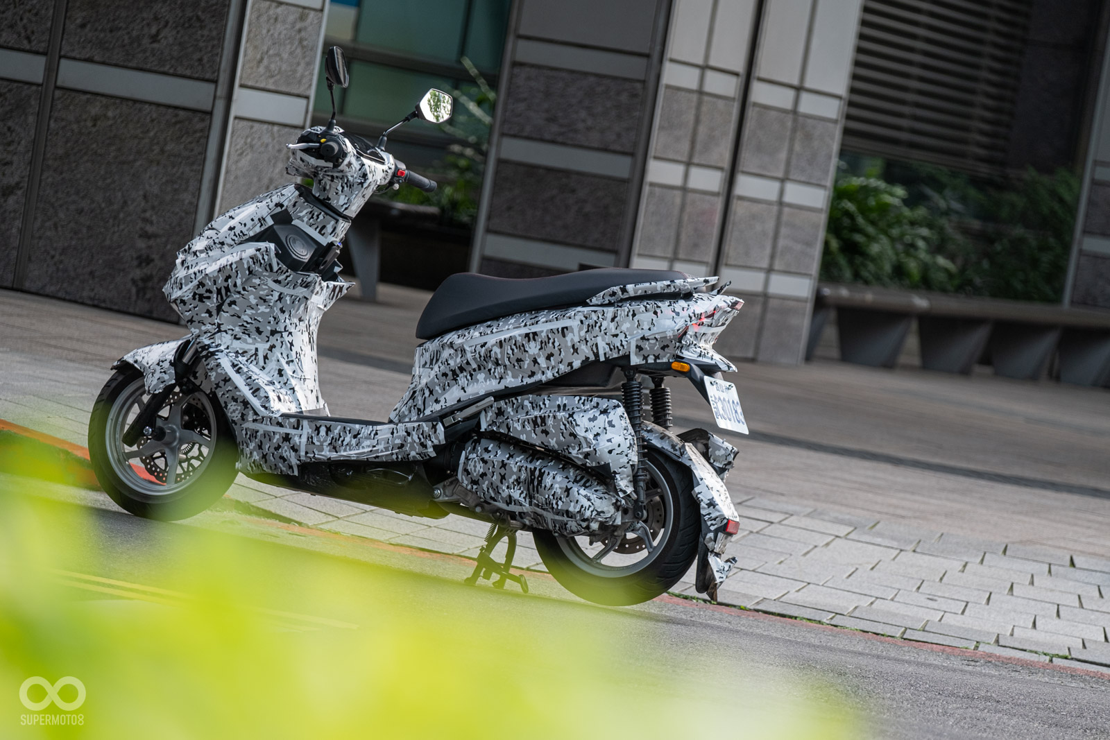 全車包覆偽裝貼紙的新車評測，還是頭一遭！