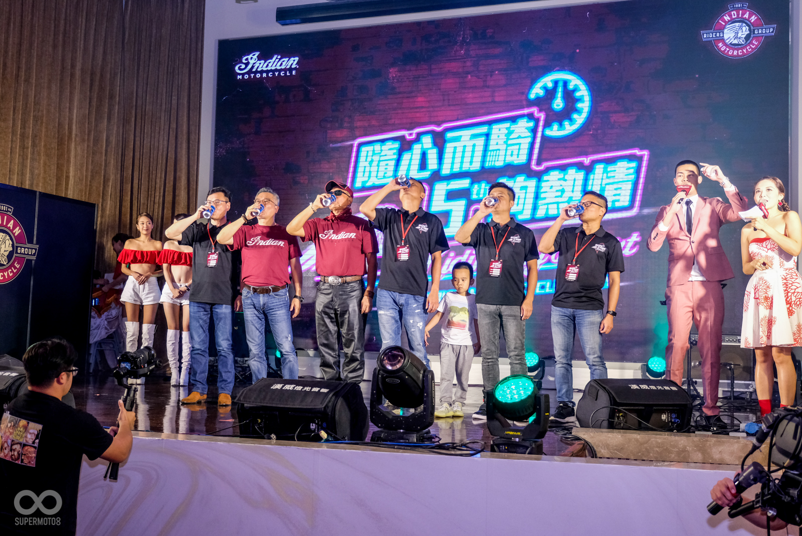 董事長以及經銷商老闆一同敬酒,宣布晚宴正式開始