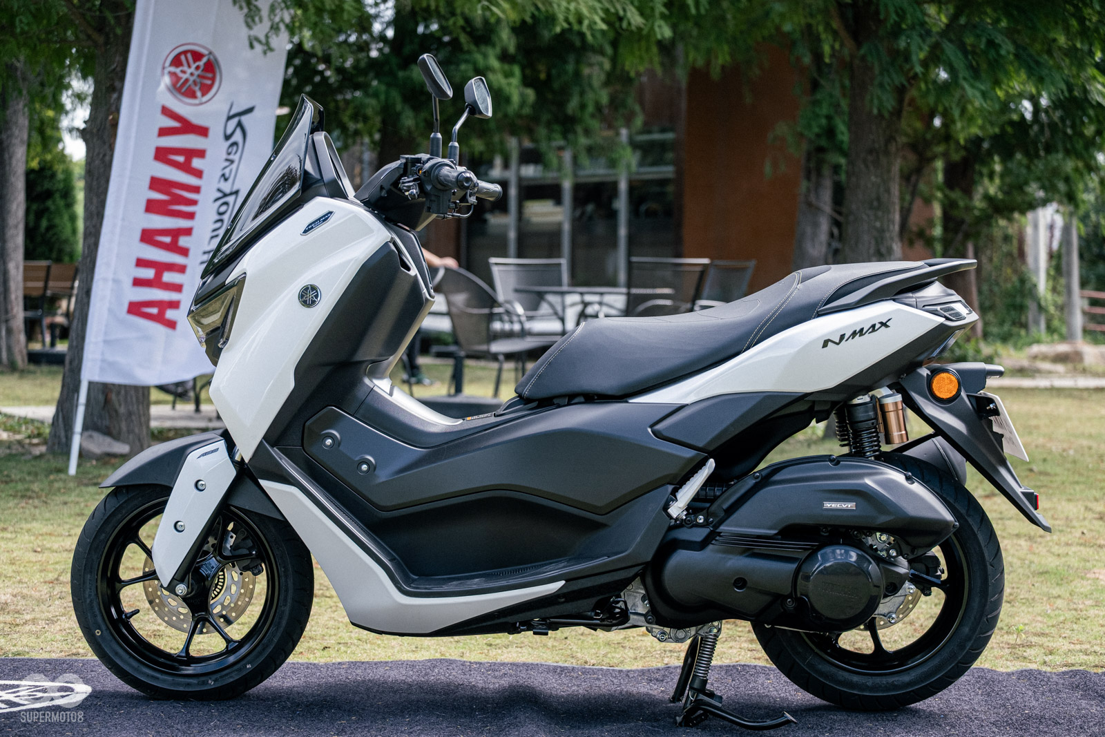 車身中央龍骨的迴力鏢造型,是MAX車系一直以來傳統