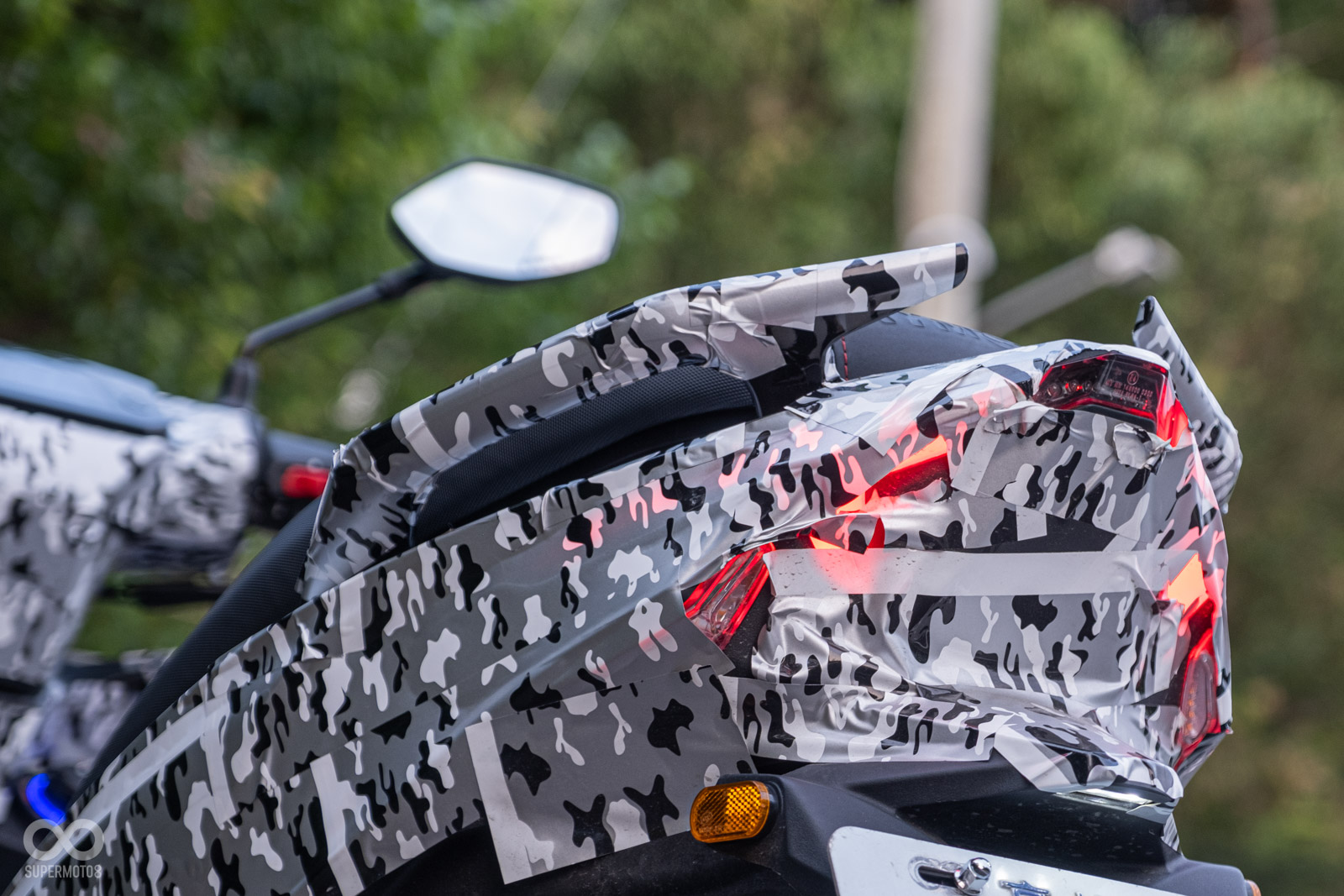 仔細看尾燈延伸至車輛兩側。車尾採用上翹設定