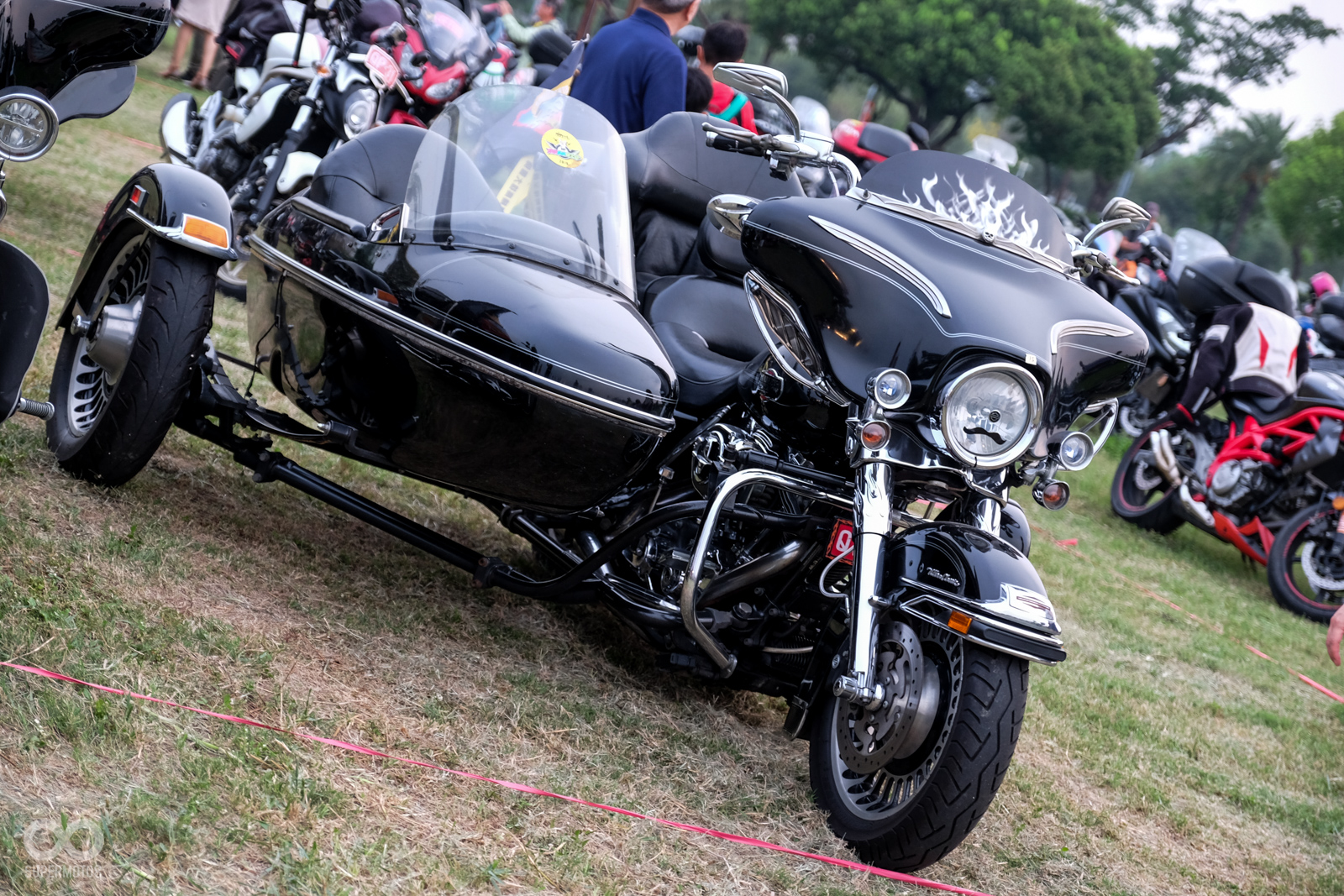 搶眼的哈雷邊車，在停車場內散發著獨特的霸氣