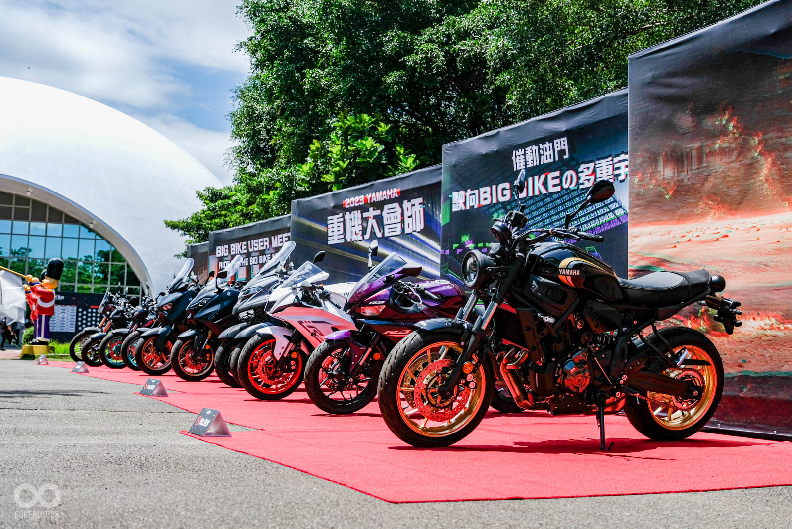 Yamaha在午宴廳前方直接展示旗下大型重機全機種！
