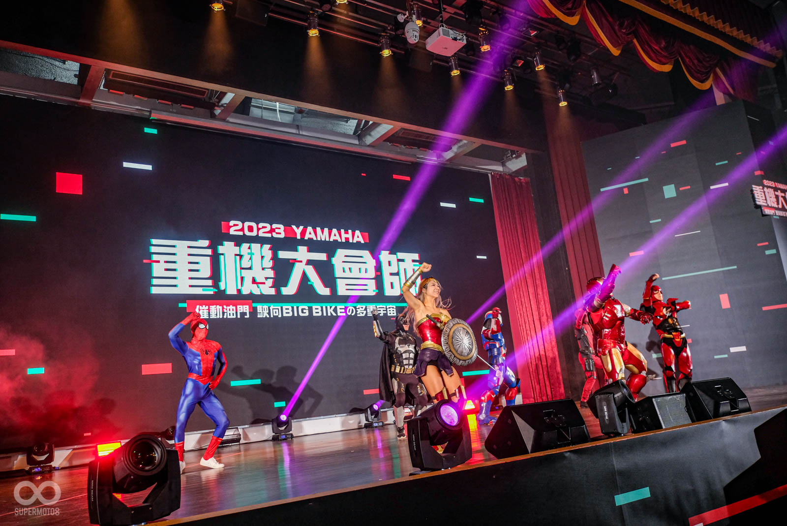 開場表演當然要由超級英雄們來進行熱舞表演