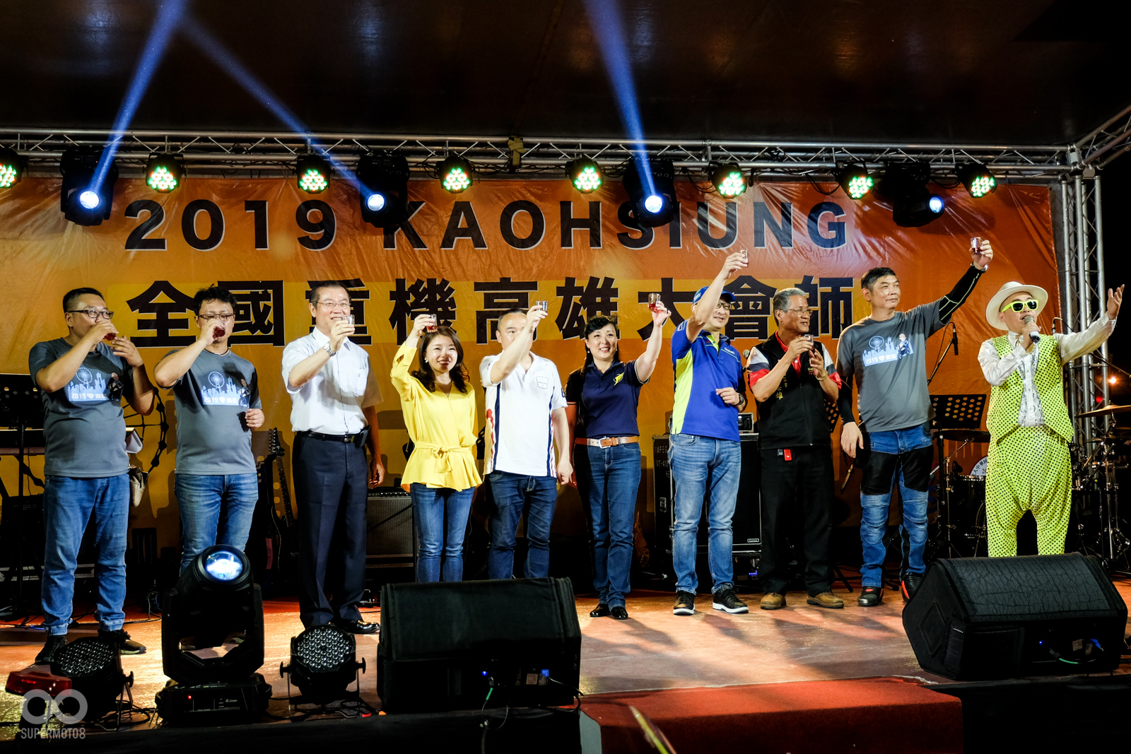 晚宴開始後，現場的長官們也一同上台向台下所有的車友們敬酒致意