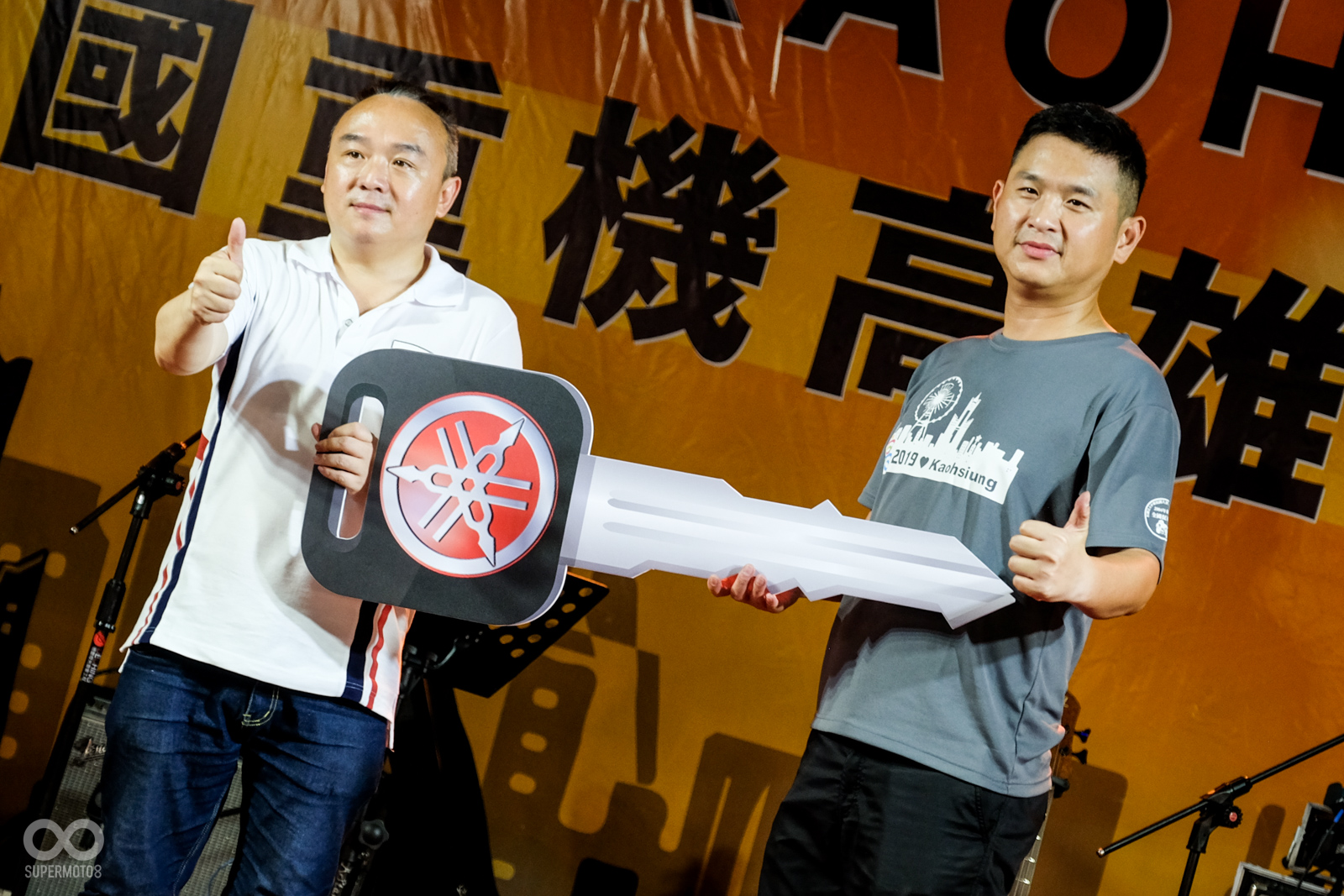 晚宴的重頭戲大獎摸彩，也由高雄市政府觀光局潘局長進行摸彩抽出能把R15騎回家的幸運兒