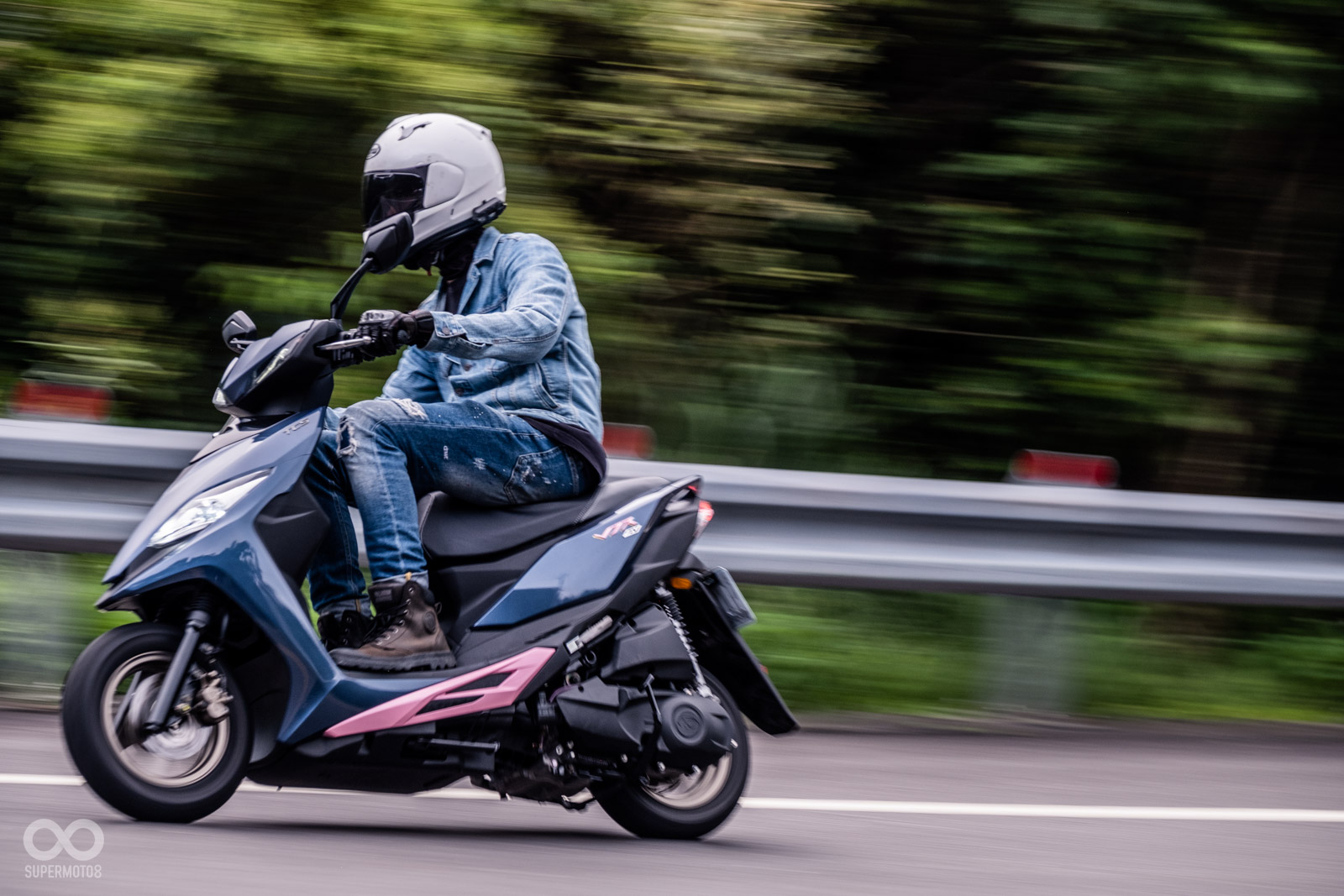 10吋胎的特性,在高速彎還是避免不了比較飄飄然的感受