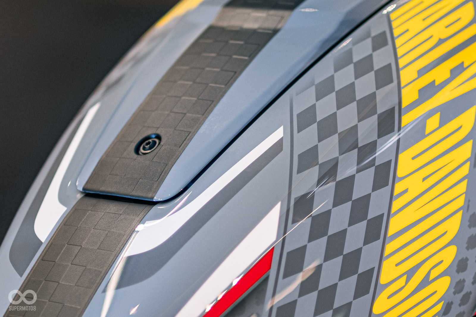 賽車風格強烈的烤漆樣式,中央具有立體的賽車方格提升質感